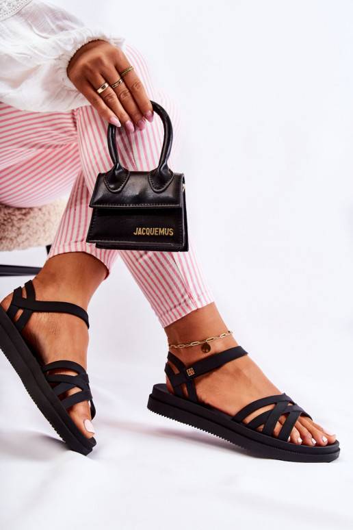 Sandalias de mujer con cierres adhesivos en color negro.