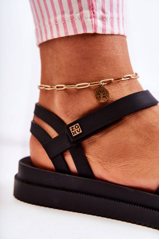 Sandalias de mujer con cierres adhesivos en color negro.