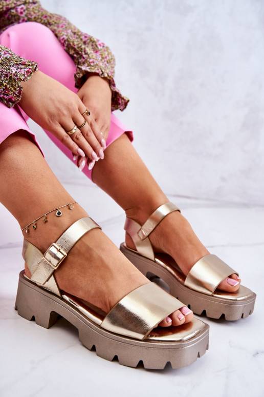 Sandalias de mujer con tacón en color dorado Sovie