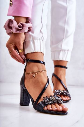 Sandalias de mujer con detalles brillantes en color negro Ramona