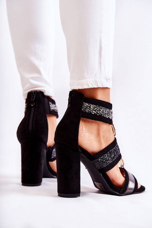 Sandalias de mujer con tacón en color negro Laurita