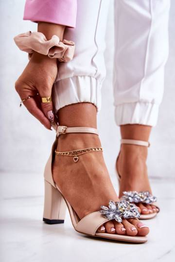 Sandalias con tacones y adornos beige Milessa