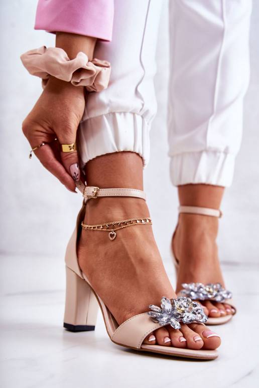 Sandalias con tacones y adornos beige Milessa