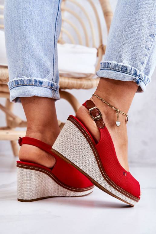 Sandalias cómodas con hebillas en... Sandalias cómodas con hebillas en...