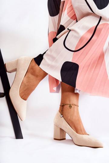 Zapatos modelo clásico de ante con tacón beige Lency