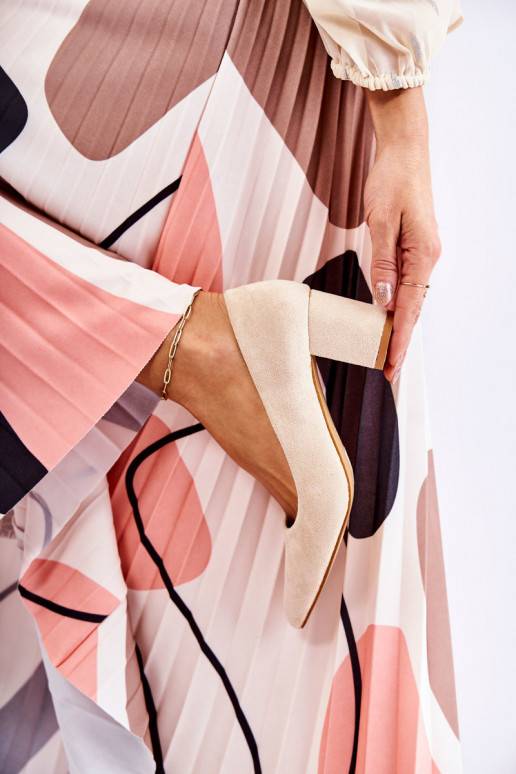 Zapatos modelo clásico de ante con tacón beige Lency