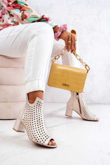Botas beige caladas