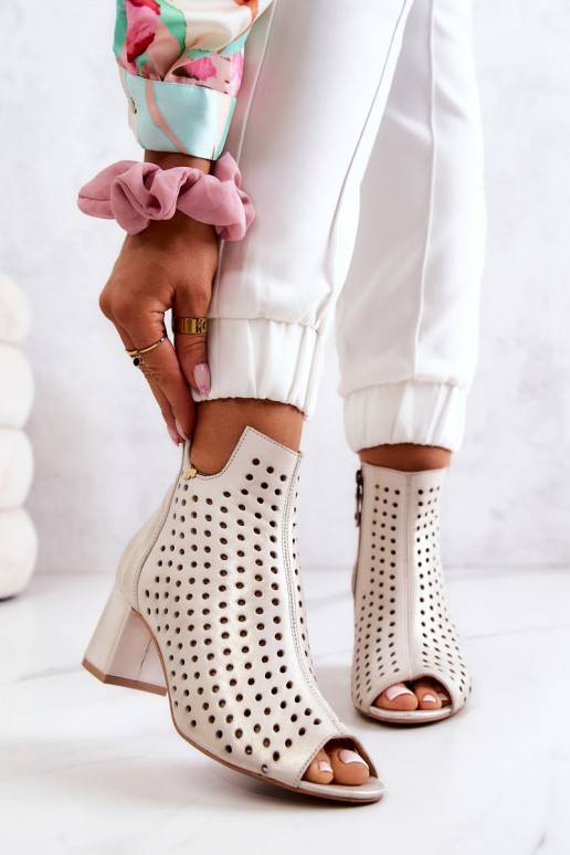 Botas beige caladas