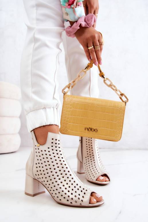 Botas beige caladas