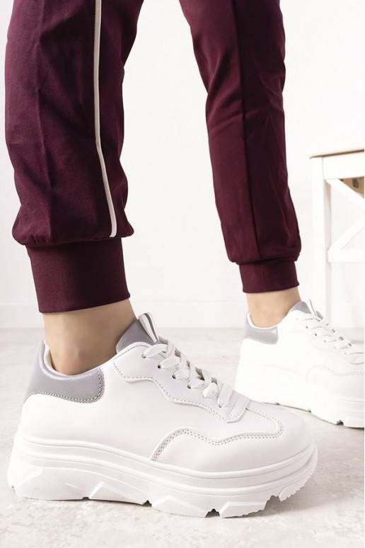 zapatos deportivos blancos