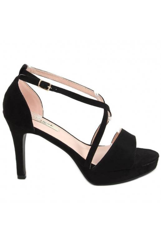 Sandalias de ante negro con tacones finos.