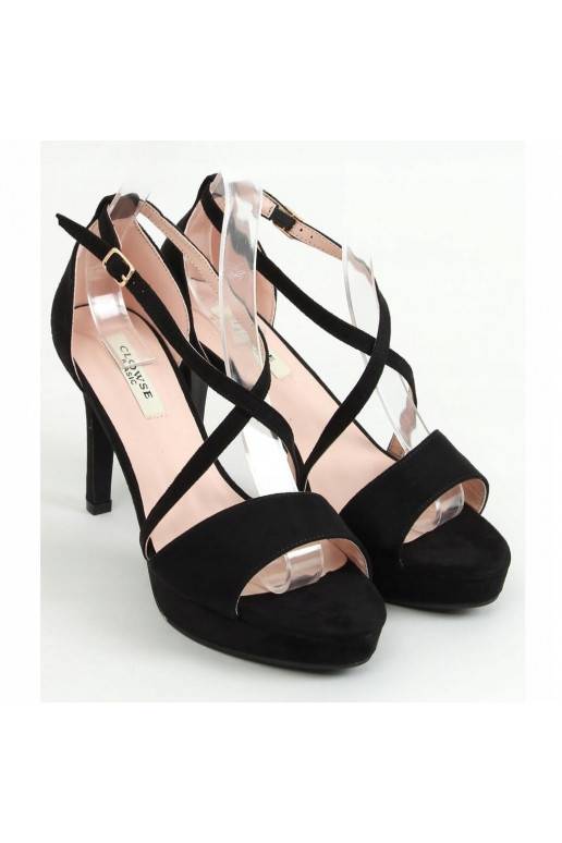 Sandalias de ante negro con tacones finos.