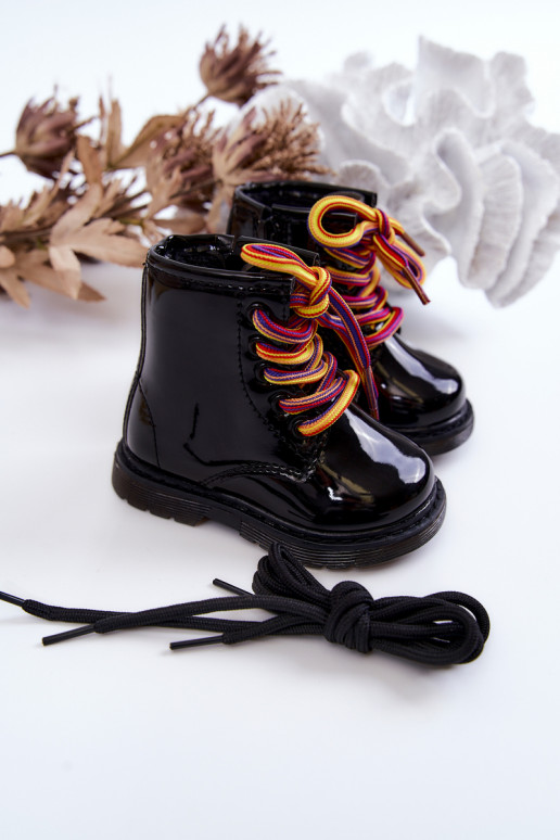Botas infantiles con efecto lacado en color negro Tibbie