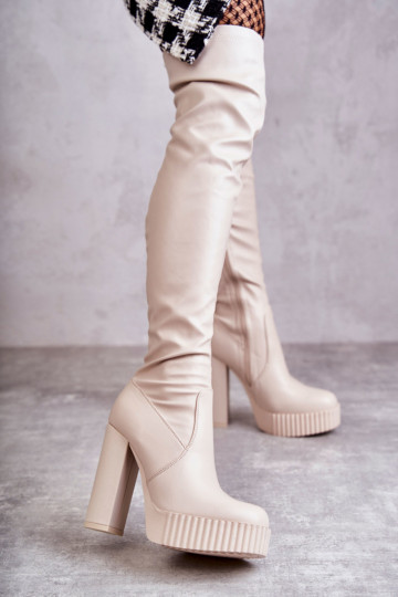 Zapatos largos beige con plataforma.