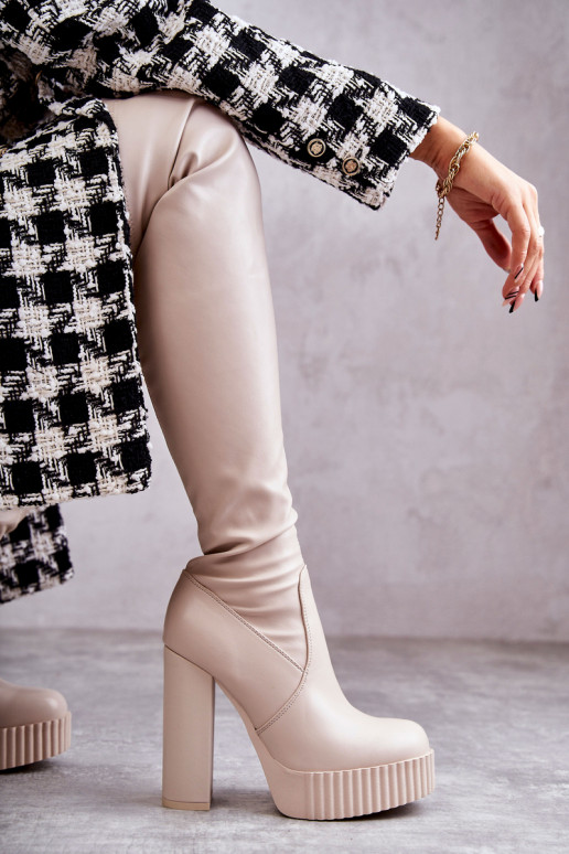 Zapatos largos beige con plataforma. Zapatos largos beige con plataforma.