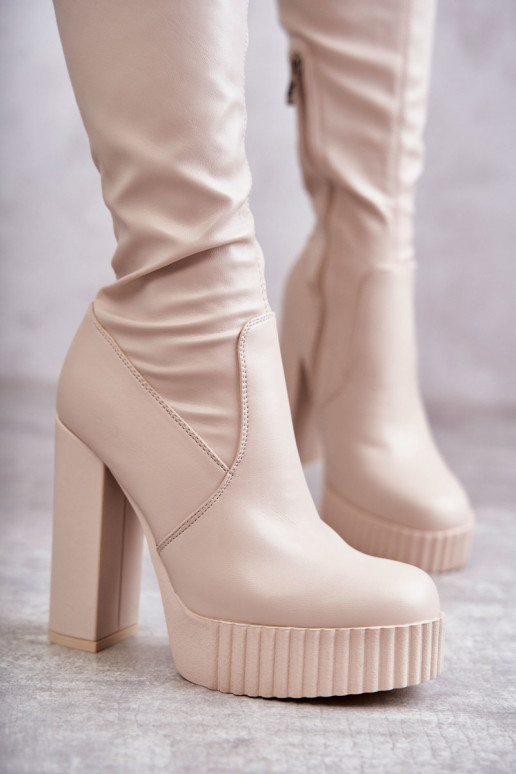 Zapatos largos beige con plataforma.
