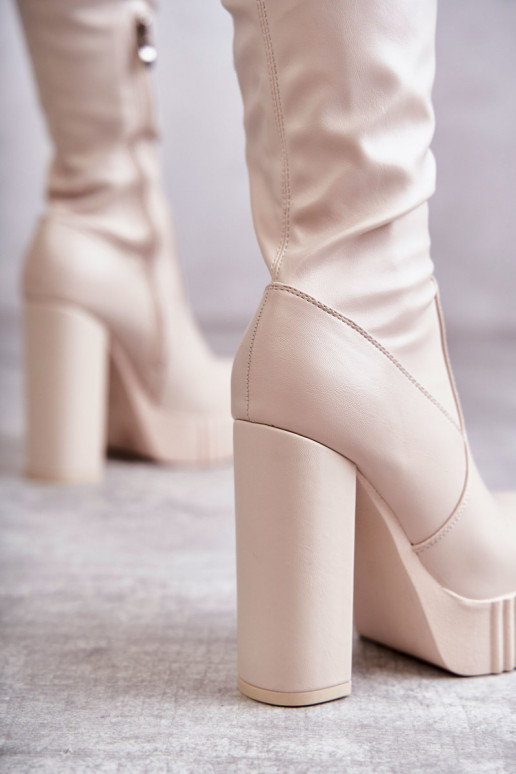 Zapatos largos beige con plataforma. Zapatos largos beige con plataforma.