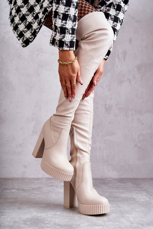 Zapatos largos beige con plataforma. Zapatos largos beige con plataforma.