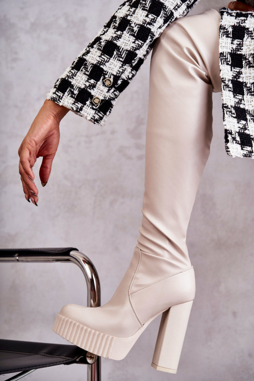 Zapatos largos beige con plataforma. Zapatos largos beige con plataforma.