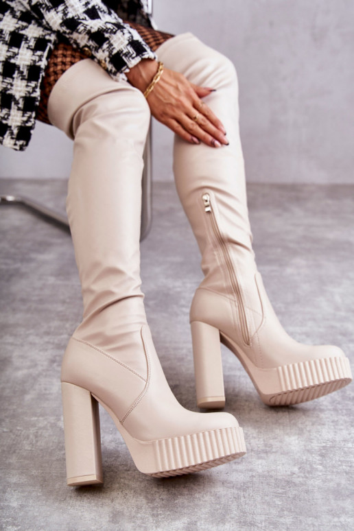 Zapatos largos beige con plataforma.