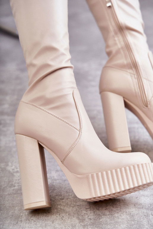 Zapatos largos beige con plataforma. Zapatos largos beige con plataforma.