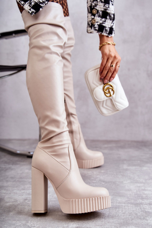 Zapatos largos beige con plataforma. Zapatos largos beige con plataforma.