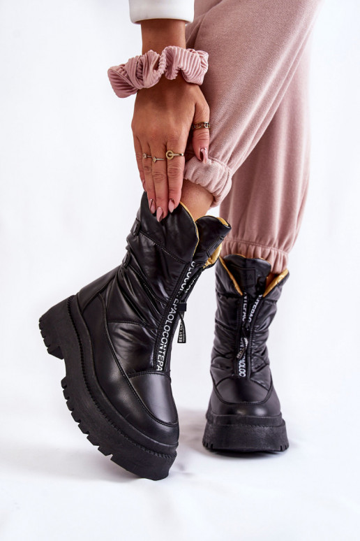 Botas de nieve negras con cremalleras.