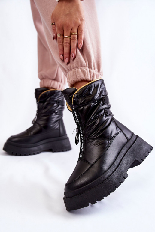 Botas de nieve negras con cremalleras.