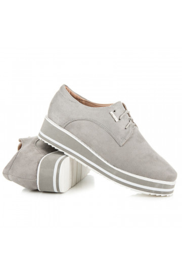 Zapatos de ocio grises.