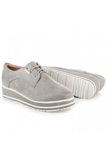 Zapatos de ocio grises. 2