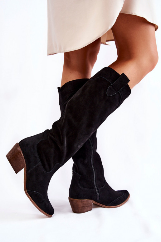 Botas largas negras con tacones.