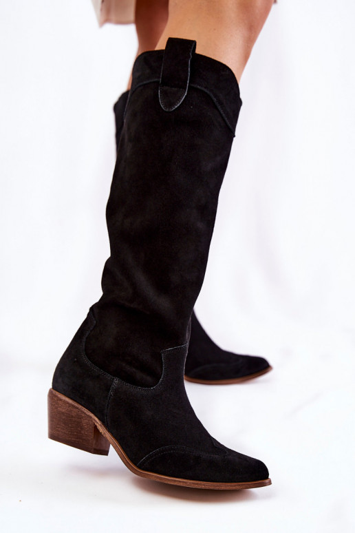 Botas largas negras con tacones.