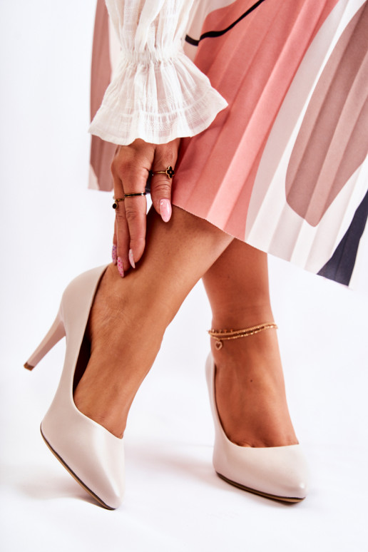 Zapatos de tacón en color gris...