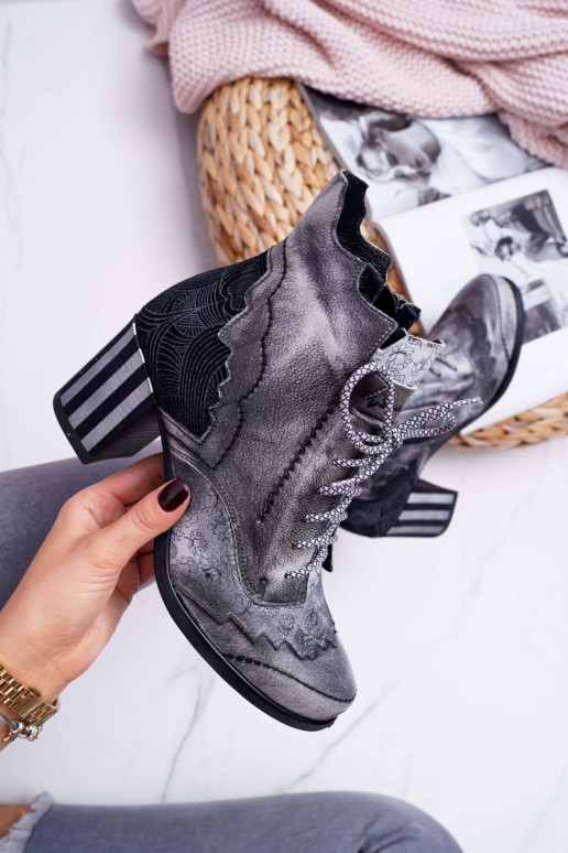 Botas de mujer en piel natural en... Botas de mujer en piel natural en...