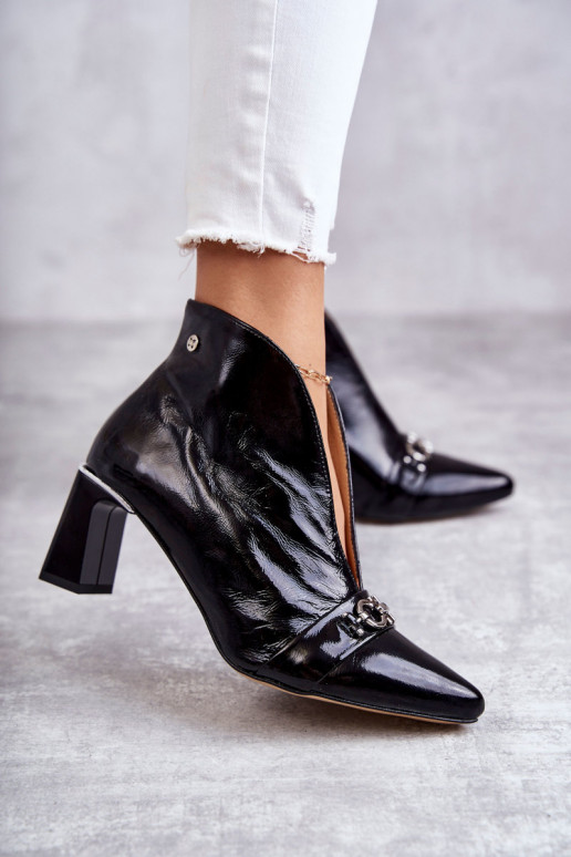 Botas con tacones en color negro.
