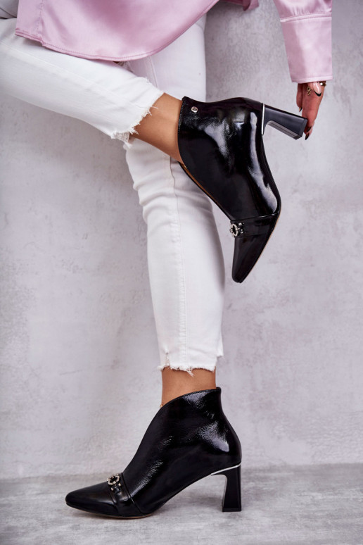 Botas con tacones en color negro.