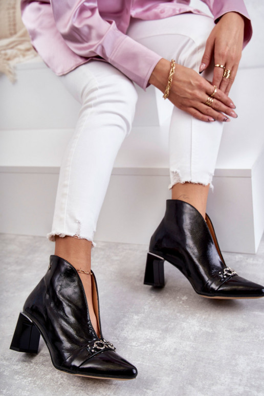 Botas con tacones en color negro.