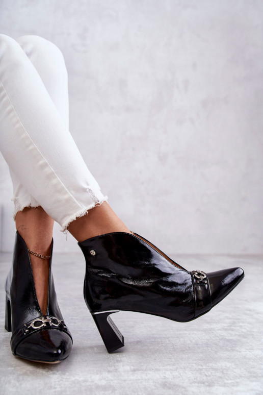 Botas con tacones en color negro.