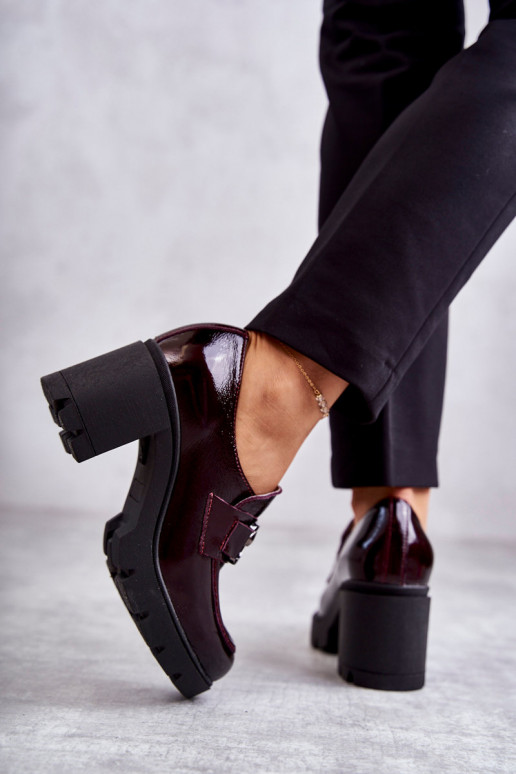 Zapatos con tacón estilo elegante...