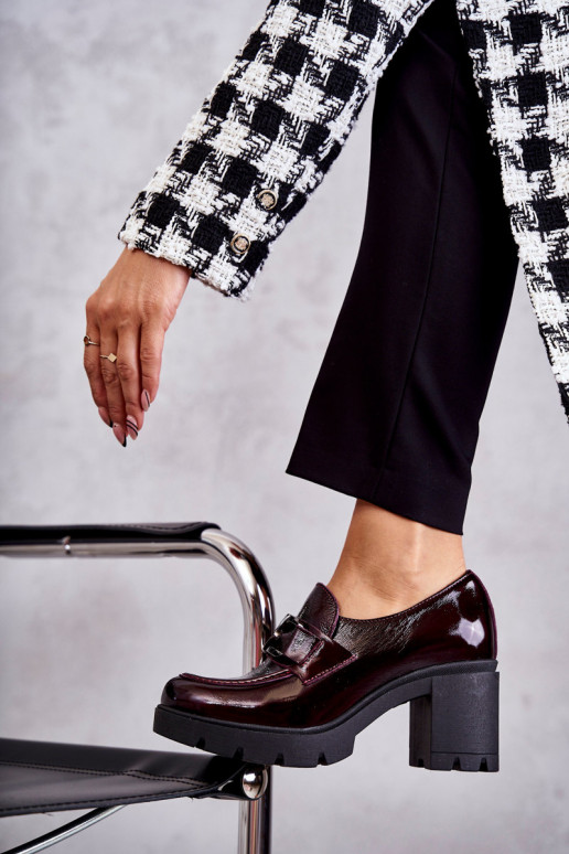 Zapatos con tacón estilo elegante...