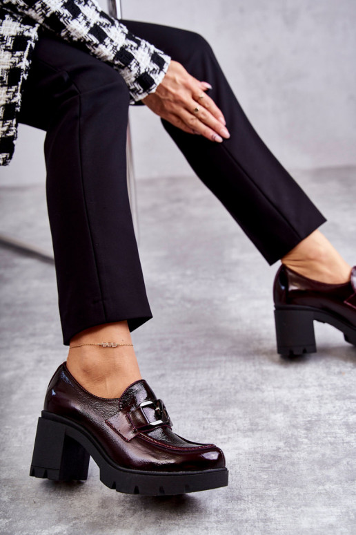 Zapatos con tacón estilo elegante...