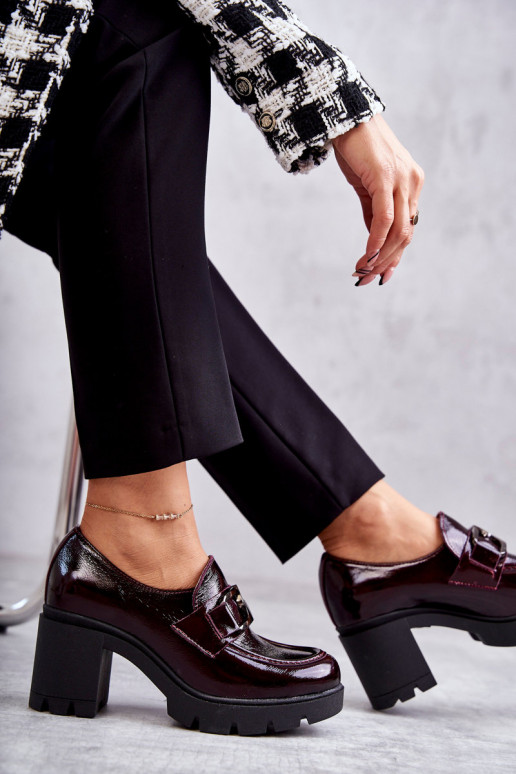 Zapatos con tacón estilo elegante...