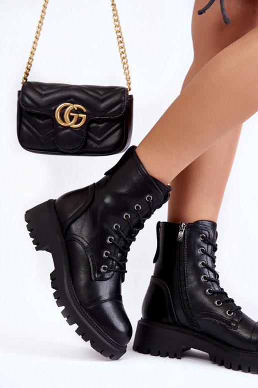 Botas negras calentitas de mujer. Botas negras calentitas de mujer.