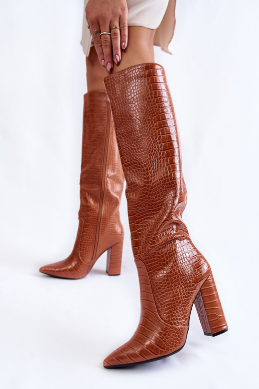Botas largas de mujer color marrón con tacón.