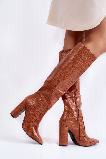 Botas largas de mujer color marrón con tacón. 2
