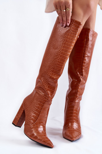 Botas largas de mujer color marrón con tacón.