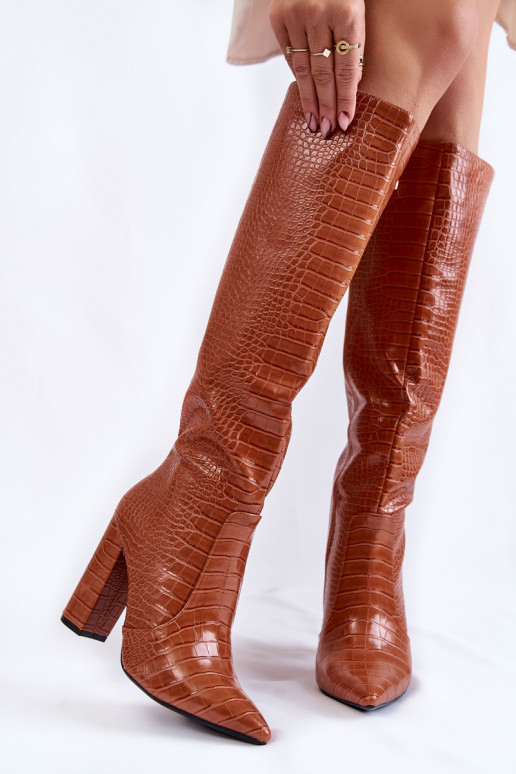 Botas largas de mujer color marrón con tacón.