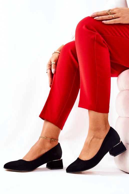 Zapatos de mujer de ante negro. Zapatos de mujer de ante negro.