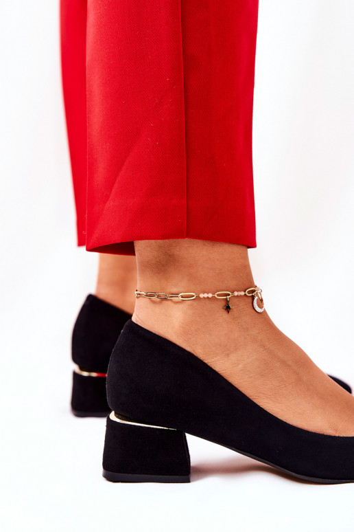 Zapatos de mujer de ante negro. Zapatos de mujer de ante negro.