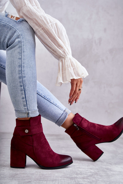 Botas rojas de ante para mujer. Botas rojas de ante para mujer.